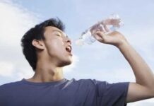 “দাঁড়িয়ে পানি পান করলে যেসব ক্ষতি”